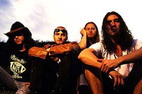 Mike Inez(B.), Layne Staley(Vo.), Jerry Cantrell(G.), Sean Kinney(Dr.)